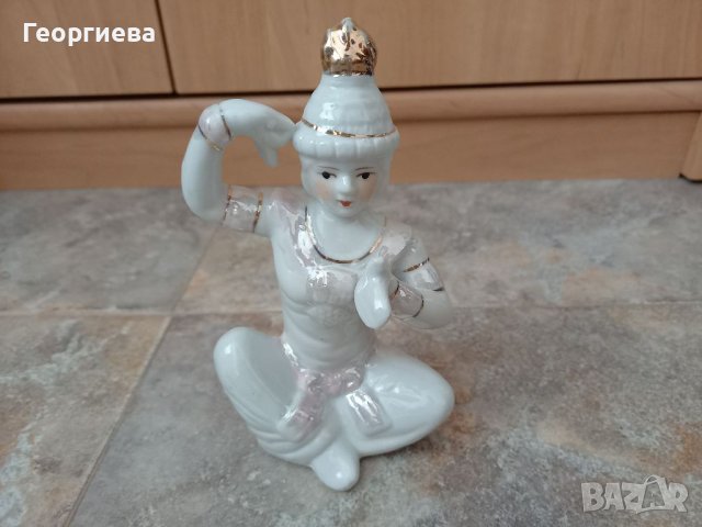 Порцеланова фигура на Буда