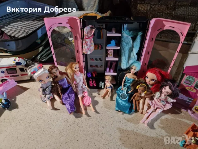 Гардероб за кукли с кукли и аксесоари. 