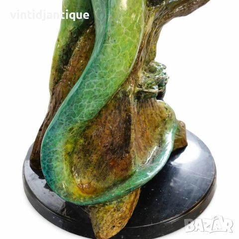 Зелена игуана, разположена върху ствол на дърво, снимка 5 - Антикварни и старинни предмети - 53931644