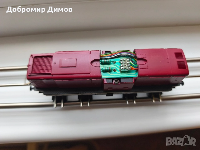 Дизелов локомотив Roco V100, снимка 10 - Колекции - 52097168