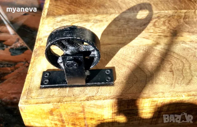 Vintage  шкаф от дъб с ръчно ковани колела , за играчки , вино , декорация . , снимка 13 - Декорация за дома - 48105691