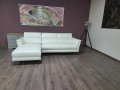 Светло кремав кожен ъглов диван с лежанка, снимка 1 - Дивани и мека мебел - 42514215