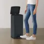 vidaXL Кош за боклук с педал без пръстови отпечатъци 30 л черен инокс, снимка 2
