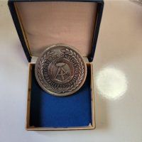 Медал Военна академия Фридрих Енгелс ГДР, снимка 2 - Антикварни и старинни предмети - 42716368