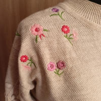 Бежов пуловер с цветя, снимка 5 - Блузи с дълъг ръкав и пуловери - 44582244