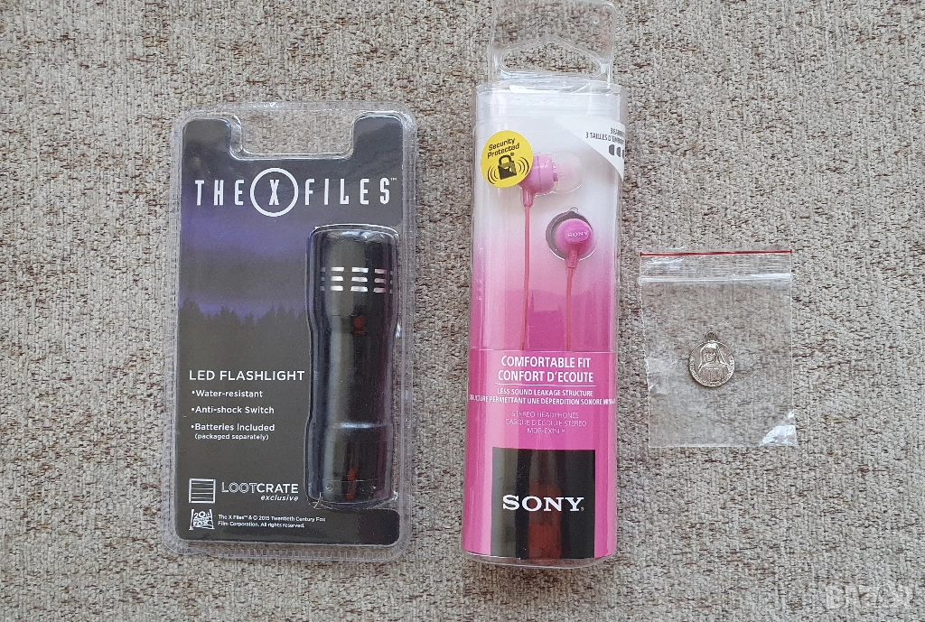 ЛОТ Слушалки Sony , Фенерче X Files , Античен медальон, снимка 1