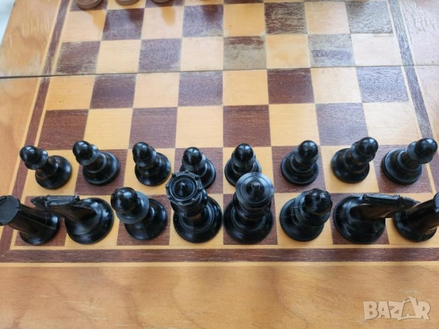 шах + табла , голям 48х48 см, дървен, с големи бакелит.фигури + пулове + зарове