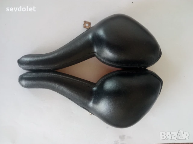 Стилно и красиво ,колекционерско предложение.Калъф за лула.