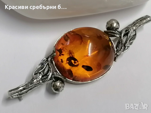 Винтидж сребърна брошка с балтийски кехлибар