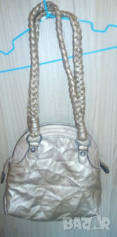 Малка, златиста дамска чанта Guess, снимка 4 - Чанти - 36915855