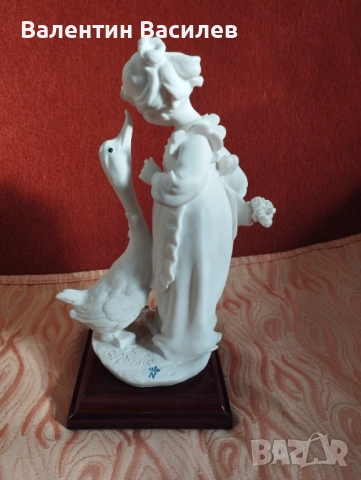 Каподимонте Момиче с пате порцелан бискуит , снимка 6 - Статуетки - 52104034