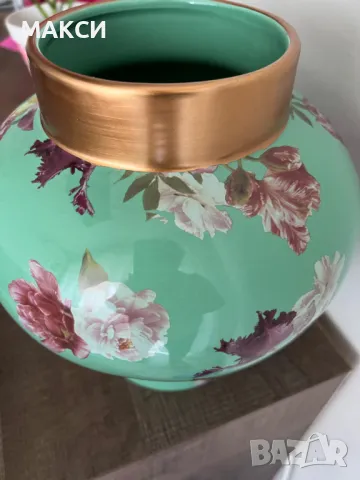 Разкошна тумбеста ваза с дебел златист кант в зелено с красиви цветя, снимка 2 - Вази - 50068401