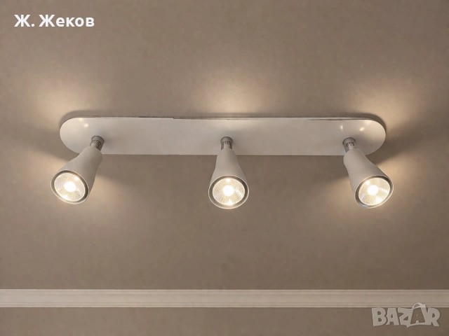 Модерна лампа с три регулируеми спота