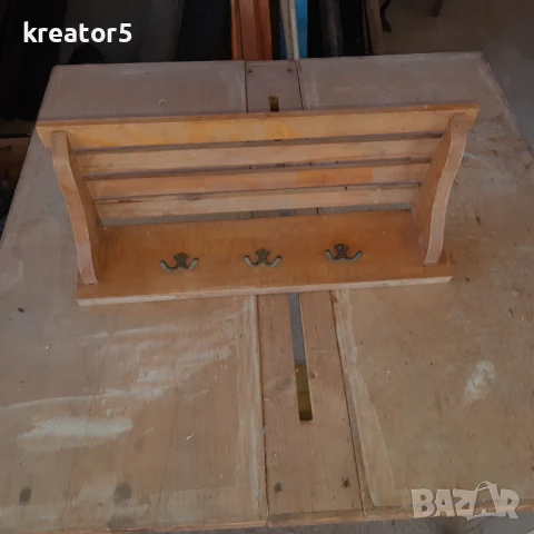 Стара дървена закачалка