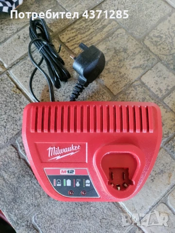 Milwaukee M12 зарядно, снимка 3 - Винтоверти - 51236465