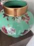 Разкошна тумбеста ваза с дебел златист кант в зелено с красиви цветя, снимка 2