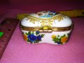 КРАСИВА ПОРЦЕЛАНОВА КУТИЙКА За БИЖУТА - СЪРЧИЦЕ с ДРЕВНОГРЪЦКА ТЕМАТИКА на КАПАЧЕТО 34156, снимка 4