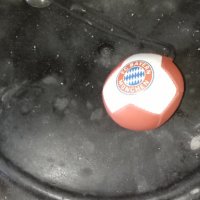 Продавам оригинална футболна топка на фк. Байрен Мюнхен и сувенирна малка за закачане в кола, снимка 5 - Футбол - 44339977