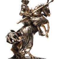 Декоративна фигура Рицар върху изправен кон, снимка 1 - Подаръци за мъже - 38900027