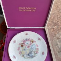 Колекционерска чиния Royal Doulton Valentines Day 1977, снимка 1 - Антикварни и старинни предмети - 35211216
