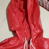 Продавам червен анурак летен с джоб и качулка, снимка 6 - Якета - 36691422