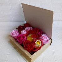 Кутия "Книга" със сапунени рози и коледна топка с късметче, снимка 5 - Декорация за дома - 34471092