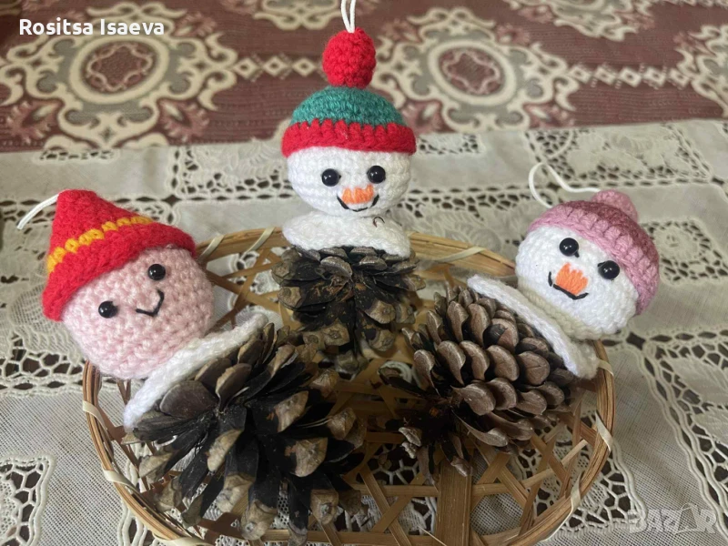 Ръчно декорирани, естествени шишарки с ръчно плетена играчка, снимка 1
