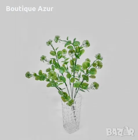 Аранжировка от изкуствени растения с бели цветчета – елегантно допълнение за всяко пространство