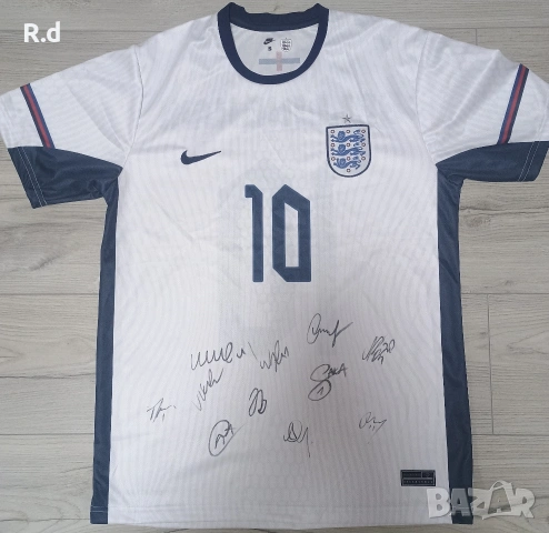 Футболна фланелка на Англия с автографи 