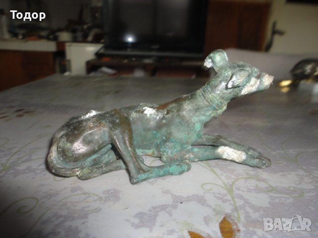 Малка бронзова пластика куче хрътка 19 век , снимка 2 - Колекции - 39947376
