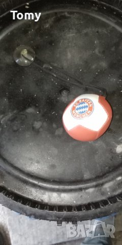 Продавам оригинална футболна топка на фк. Байрен Мюнхен и сувенирна малка за закачане в кола, снимка 5 - Футбол - 44339977