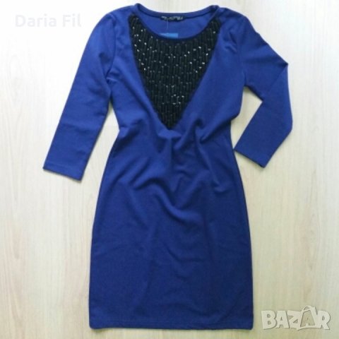 Рокля от плътно и еластично трико в кралскосин цвят с ефектно деколте 