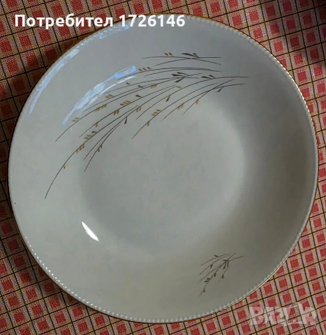 Порцеланова чиния със златен кант Hackefors Porslin Sweden.