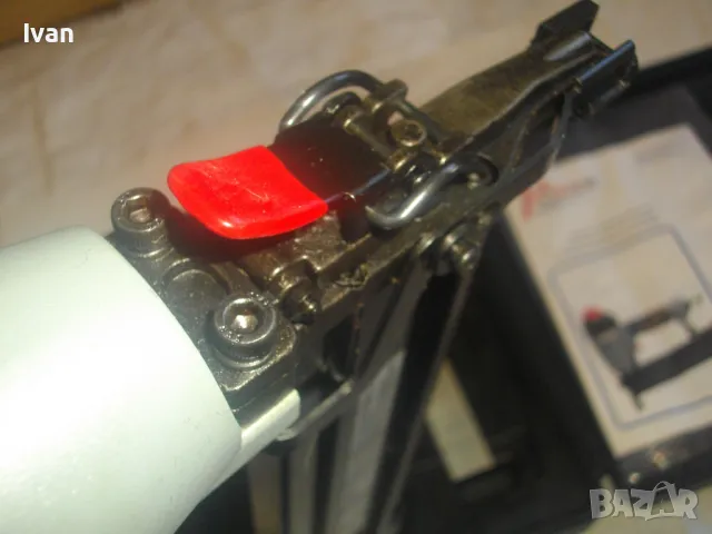 НОВ Голям комбиниран до 50 мм консуматив НЕМСКИ оригинален ПНЕВМАТИЧЕН ТАКЕР дърводелски Power TEC, снимка 16 - Други инструменти - 47532066