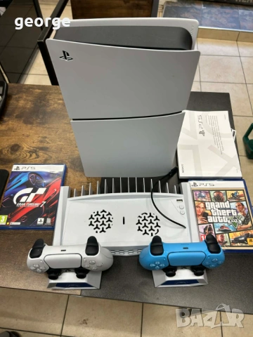 Sony Playstation 5 1TB с 2 джойстика, зарядна станция, 2 игри и всички кабели.