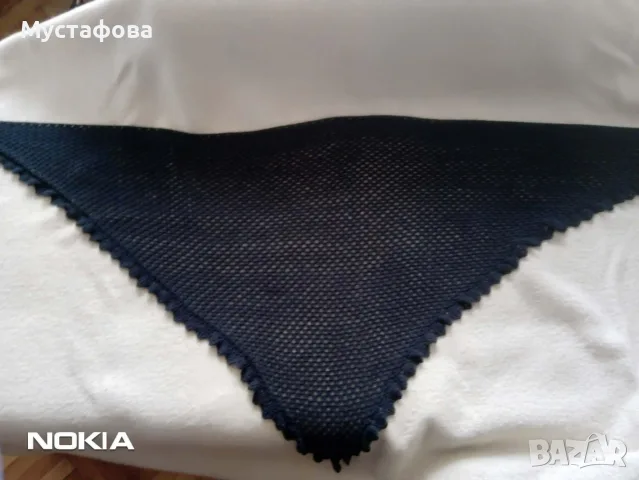 Шал - ръчно плетена на една кука.