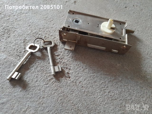 Ретро брава 5ца с два ключа, снимка 3 - Антикварни и старинни предмети - 42840619
