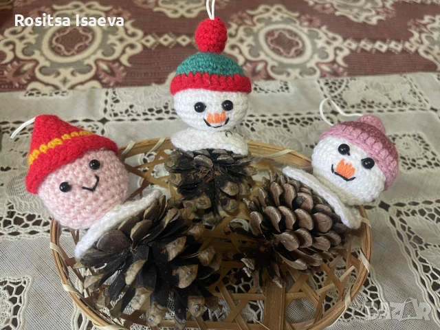 Ръчно декорирани, естествени шишарки с ръчно плетена играчка