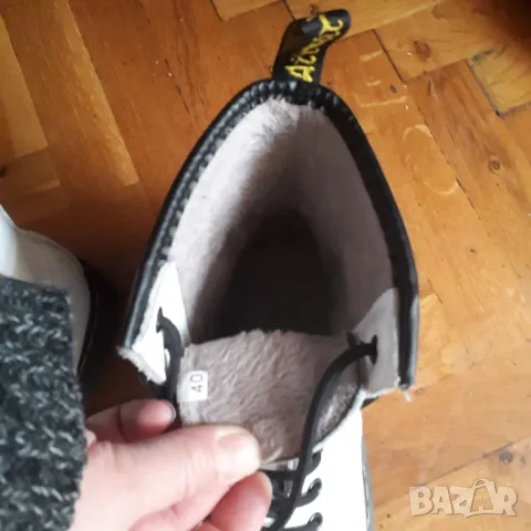 Dr. Martens 40 номер естествена кожа бели , снимка 4 - Дамски боти - 47819874