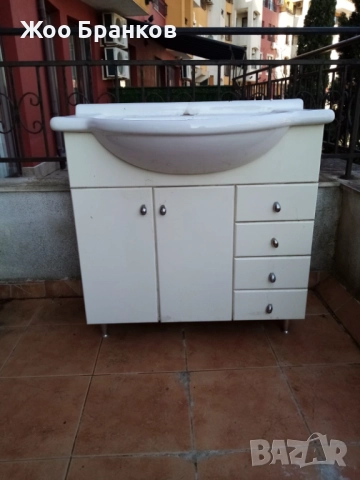 Продавам мивка с шкаф за баня