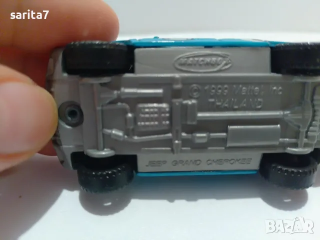 Jeep Grand Cherokee с лодка/сал на покрива на марката Matchbox (в мащаб около 1:58 – 1:64)., снимка 8 - Колекции - 56228217