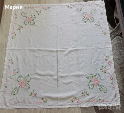 Покривка за маса с бродирани флорални елементи 