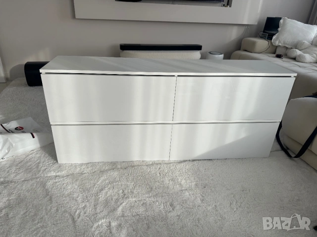 Тв шкаф , бял с бял лак, с пуш бутон