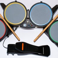 Xbox 360 Rock Band жични барабани в комплект с педал и палки, снимка 1 - Аксесоари - 40438973