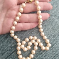 Колие / гердан от ''Shell'' перли със златиста закопчалка, снимка 2 - Колиета, медальони, синджири - 42863043