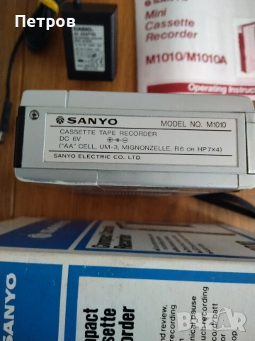 Продавам малък винтидж преносим японски касетофон Sanyo M1010, снимка 4 - Радиокасетофони, транзистори - 54280559