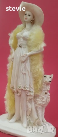 Фигура на дама с куче, снимка 7 - Статуетки - 50893122