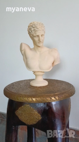 Хермес, древногръцки бог на търговията ,пътниците и красноречието, вестител на боговете. 