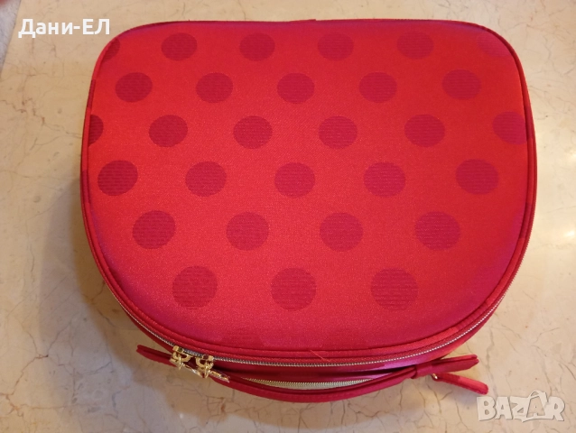 Estee Lauder Разкошен козметичен куфар от коледен блокбастър 2025, снимка 13 - Декоративна козметика - 52116927