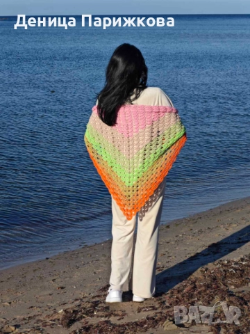 Ръчно плетен триъгълен шал „Нежен полъх“ – ажурна плетка с две лица (УНИКАТ), снимка 11 - Шалове - 52625080
